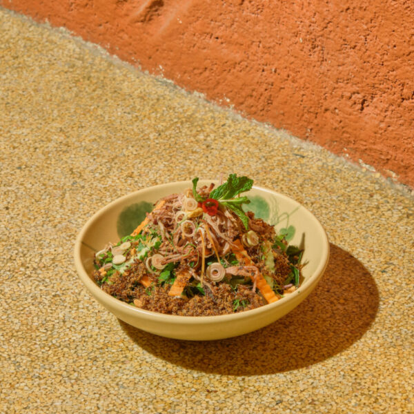 개미 소금을 곁들인 반건조 Phu Yen 쇠고기 샐러드